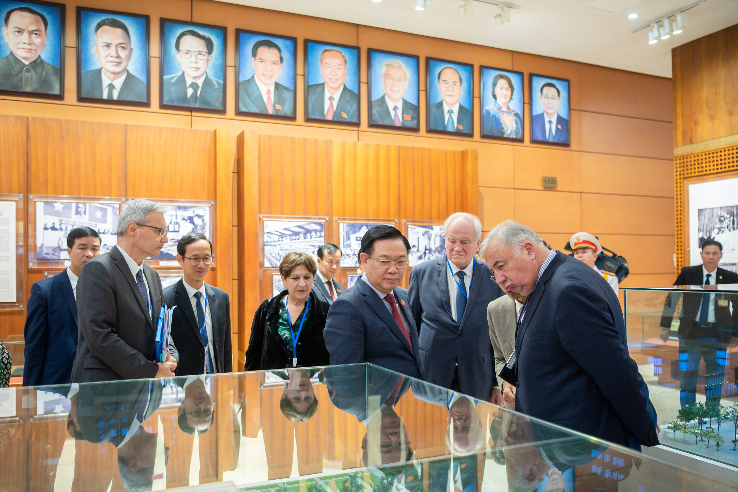 CHỦ TỊCH THƯỢNG VIỆN CỘNG HÒA PHÁP GÉRARD LARCHER THAM QUAN PHÒNG CHỦ TỊCH THƯỢNG VIỆN CỘNG HÒA PHÁP GÉRARD LARCHER THAM QUAN PHÒNG